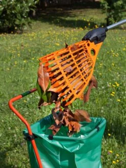 Magic Fly® Leaf Rake 8 Magic Fly® Leaf Rake -Garden Supply Store 3 4 crop 8611047 05V tif